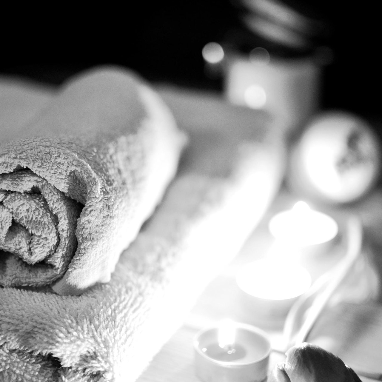Handtücher und Kerzen für einen entspannten Massagemoment