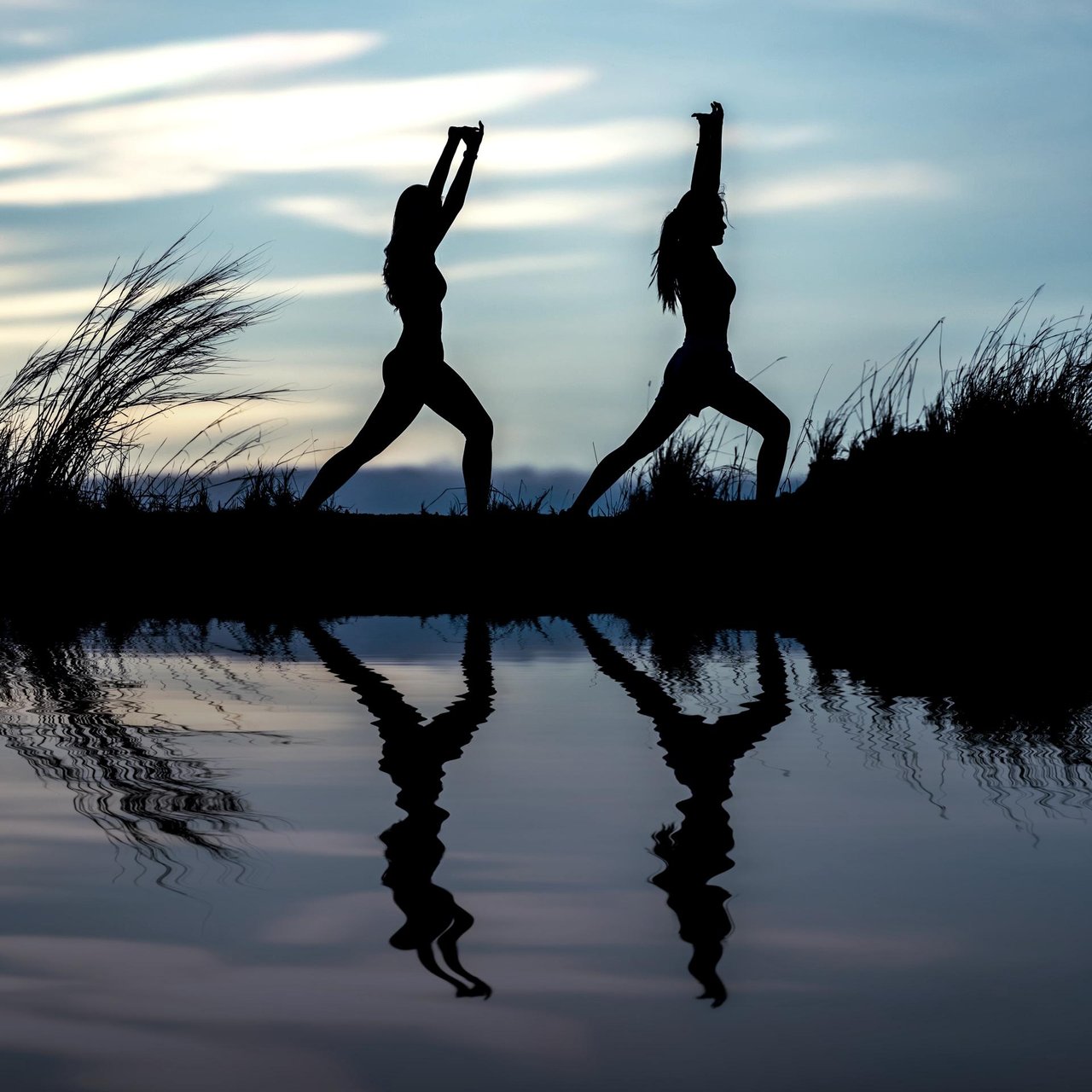 Yoga am Wasser im Abendlicht